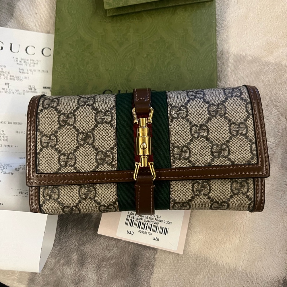 Womans gucci wallet brand new